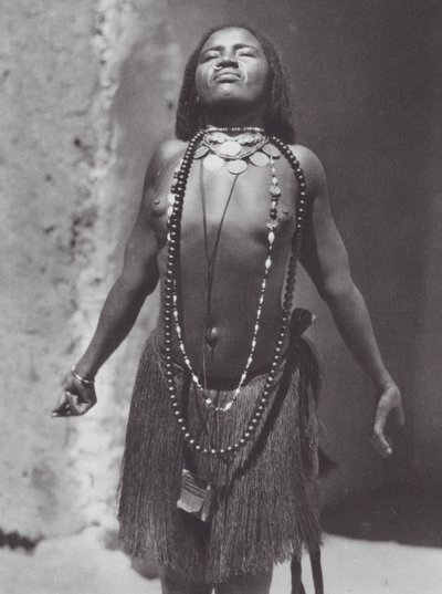 Afrika: Sudanese Bauchtänzerin von Hugo Adolf Bernatzik