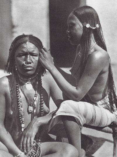 Afrika: Sudanesische Frauen flechten Haare von Hugo Adolf Bernatzik