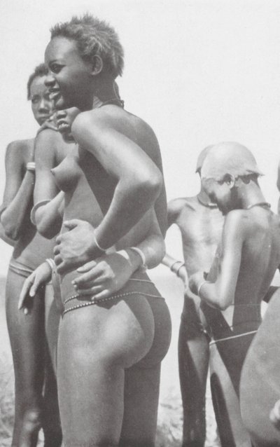 Nuer-Mädchen von Hugo Adolf Bernatzik