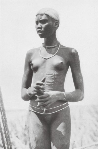 Nuer-Mädchen von Hugo Adolf Bernatzik