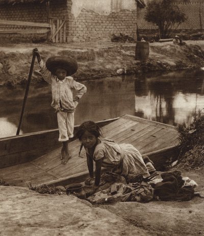 Mexiko: Ixtacalco, Kinder von Indigenen beim Wäschewaschen, D F von Hugo Brehme