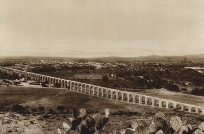 Mexiko: Blick auf Queretaro mit alter Wasserleitung von Hugo Brehme