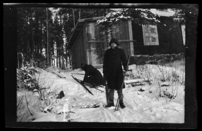 Arne Homén und Guido Simberg mit Skiern von Hugo Simberg