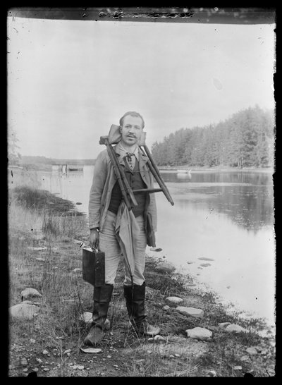 Hugo Simberg mit Malutensilien in Niemenlautta von Hugo Simberg