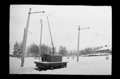 Elektrische Lokomotive der Kymi-Fabrik in Kuusankoski von Hugo Simberg