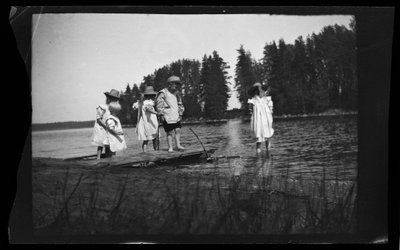 Kinder spielen am Strand von Hugo Simberg