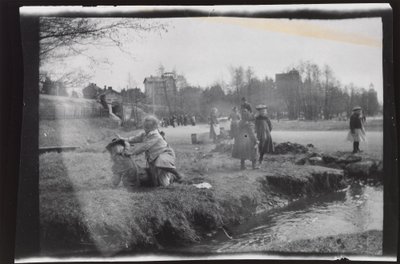 Kinder an der Eläintarhanlahti von Hugo Simberg