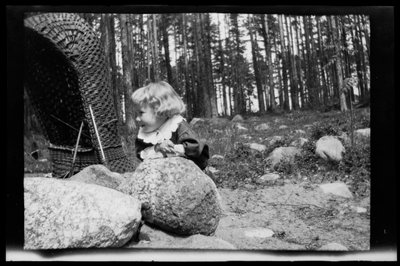 Tom Simberg im Hof des Ateliers in Selkäranta von Hugo Simberg