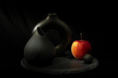 Schwarze Vasen Roter Apfel von Igor Kopcev