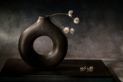 Elegante Dunkle Vase von Igor Kopcev