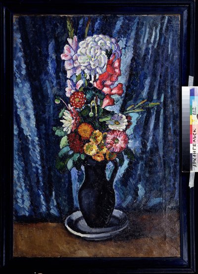 Blumenstrauß in einem Krug vor blauem Hintergrund von Ilya Ivanovich Mashkov