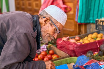 Eine Straßenszene in der Medina von Rabat, Marokko, 2022 (Foto) von Ira Block