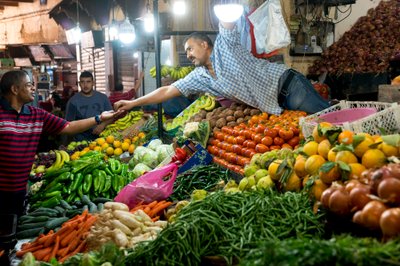 Ein Verkäufer in einem Souk in Fes, Marokko, 2017 (Foto) von Ira Block