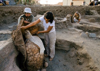 Archäologen mit einem Mumienbündel, gefunden an der Schulausgrabungsstätte, 2001 von Ira Block