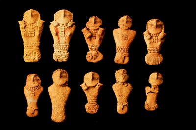 Im College of Eastern Utah Prehistoric Museum in Price, Utah die Fremont-Ära Pilling-Figuren, gefunden in der Nähe von Range Creek von Clarence Pilling im Jahr 1950 von Ira Block