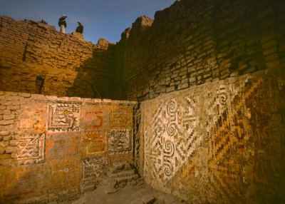 Aufwendige Kunst an den Wänden von Huaca Cao Viejo in El Brujo, 2005 von Ira Block