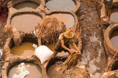 Häute werden in der Chouara-Gerberei in Fes, Marokko, 2014 (Foto) gefärbt von Ira Block