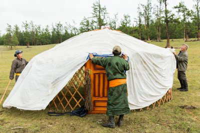 Einheimische bauen eine Jurte in der Nähe des Khövsgöl-Sees in Nordmongolei, 2013 (Foto) von Ira Block