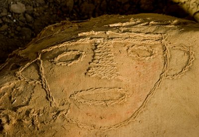 Das Fardo oder Mumienbündel im Hauptgrab in der südwestlichen Ecke von Huaca El Brujo, 2005 (Foto) von Ira Block