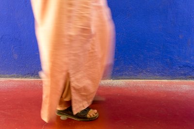 Vorbeigehen an einer blauen Wand im Majorelle-Garten in Marrakesch, Marokko, 2014 (Foto) von Ira Block