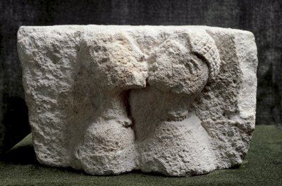Iberische Kunst: der Kuss von Osuna. Hochrelief aus Kalkstein, das einen Mann und eine Frau beim Küssen darstellt von Iron Age