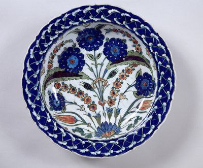 Schale mit Blumendekoration, Iznik von Islamic School