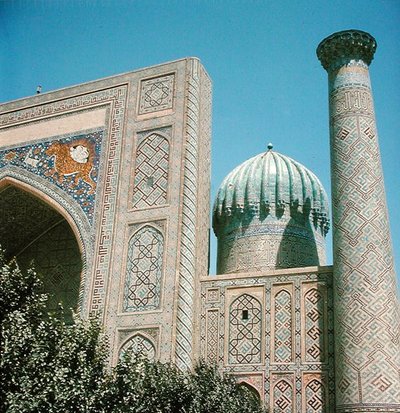 Fassade der Shirdar Madrasa, Timuridenzeit, Rigestan Platz, ca. 1619-35 von Islamic School