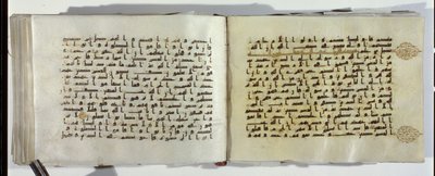 Zwei Seiten eines Koran-Manuskripts in orientalischer Kufischer Schrift von Islamic School