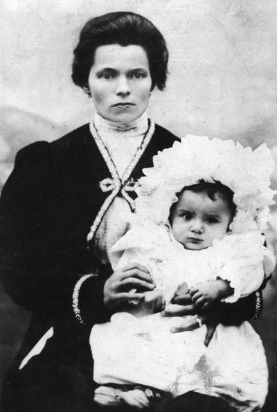 Benito Mussolini als Kind mit seiner Mutter Rosa Maltoni - 1884 - Benito MUSSOLINI (1883-1945) in den Armen seiner Mutter Rosa Maltoni von Italian Photographer