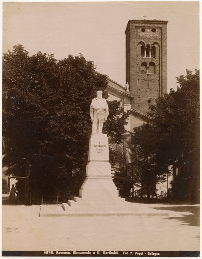 Denkmal für Giuseppe Garibaldi auf der Piazza San Francesco, mit der Kirche St. Franziskus im Hintergrund, Ravenna, Emilia-Romagna, Italien, Fotografie von Pietro Poppi, Bologna, ca. 1900 von Italian Photographer