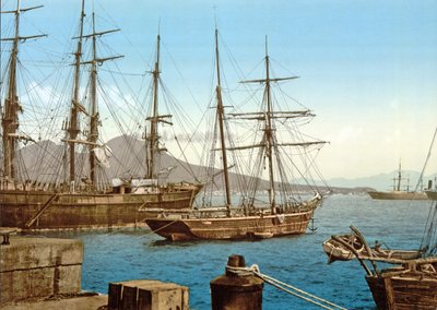 Schoner in der Bucht von Neapel mit Vesuv im Hintergrund, veröffentlicht um 1900 von Italian Photographer