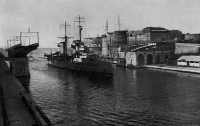 Taranto, Drehbrücke, Durchfahrt der R. Navi (s/w Foto) von Italian Photographer