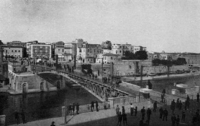 Taranto, geschlossene Drehbrücke und Altstadt (s/w Foto) von Italian Photographer