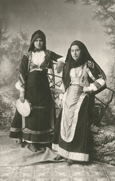 Zwei Frauen in traditioneller Kleidung aus Belvi und Aritzo, Sardinien, Italien, ca. 1910 von Italian Photographer