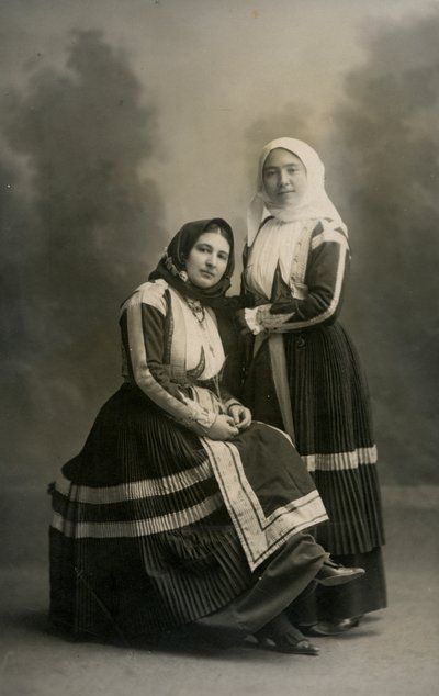 Zwei Frauen in traditioneller Tracht, Fonni, Sardinien, Italien, ca. 1915 von Italian Photographer