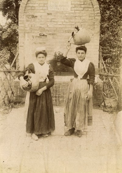 Zwei junge Frauen in traditioneller Kleidung mit Terrakottagefäßen am Brunnen, Marken, Italien, ca. 1910 von Italian Photographer