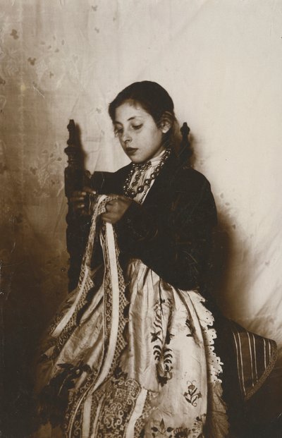 Junge Frau beim Nähen, Toskana, Italien, ca. 1910 von Italian Photographer