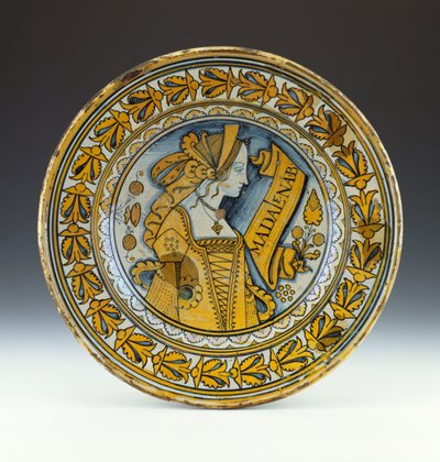Eine Deruta-Porträtschale in Blau und Gold, die eine junge Frau im Profil darstellt und mit Madalena B beschriftet ist, ca. 1525 von Italian School