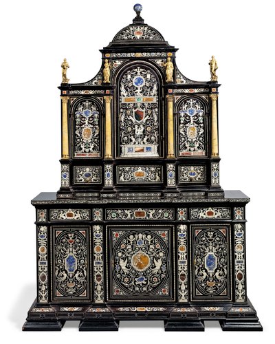 Ein italienischer Kabinett mit Ormolu-Montierung, Elfenbein und Hartstein-Einlagen von Italian School