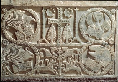 Detail von Stuck mit Symbolen der vier Evangelisten (Tetramorph): der Engel für den Heiligen Matthäus, der Löwe für den Heiligen Markus, der Stier für den Heiligen Lukas und der Adler für den Heiligen Johannes. 730-740 Cividale, Battistero di San Callisto von Italian School