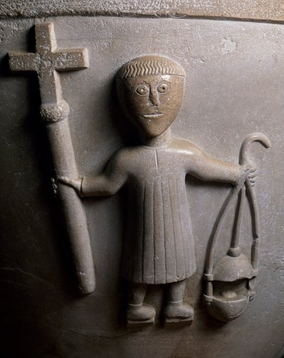 Figur der liturgischen Prozession, Detail vom Taufbecken, dekoriert im Relief, weißer Kalkstein, Kirche von San Geminianus, Vicofertile, Emilia-Romagna, Italien von Italian School
