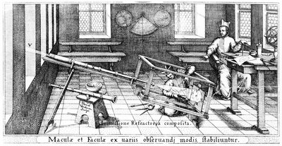 Projektion des Sonnenbildes durch ein Refraktionsteleskop zur Untersuchung von Sonnenflecken, Illustration aus Rosa Ursina von Christoph Scheiner, veröffentlicht 1630 von Italian School