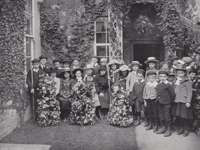 Garland Day in Abbotsbury, Kinder mit Girlanden von J. Benjamin Stone