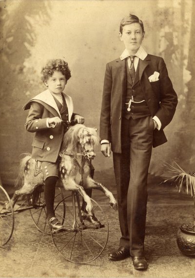 Junger Junge auf seinem Pferd als Dreirad, sein älterer Bruder daneben, 1880er Jahre von J. H. Killick