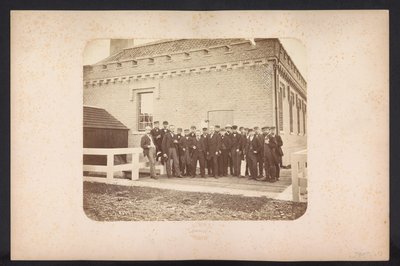 Gruppenfoto der Arbeiter, 1867-1869 von Jacobus van Gorkom jr.