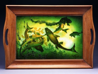 Ein doppelt überlagertes und geätztes Glas-Tablett, das Fische zeigt, die zwischen Laub schwimmen, ca. 1905 von Jacques Gruber