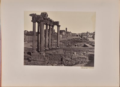 Gesamtansicht des Forum Romanum vom Kapitol aus; im Vordergrund die acht Säulen des Saturntempels, im Hintergrund das Kolosseum von James Anderson