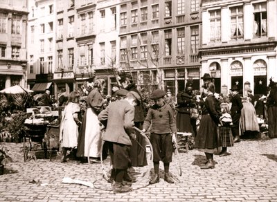 Jungen mit Reifen auf einem Markt, Rotterdam, 1898 von James Batkin