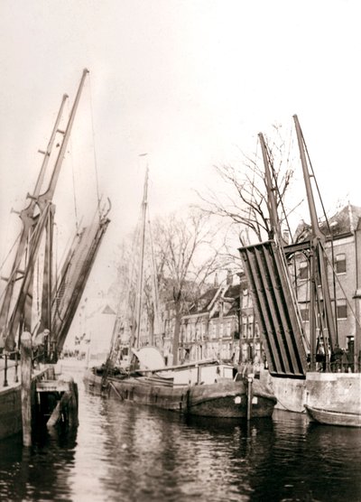 Kanalbrücke und Boote, Dordrecht, Niederlande, 1898 von James Batkin