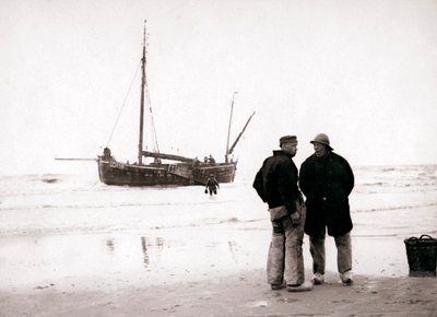 Männer am Ufer, Scheveningen, Niederlande, 1898 von James Batkin